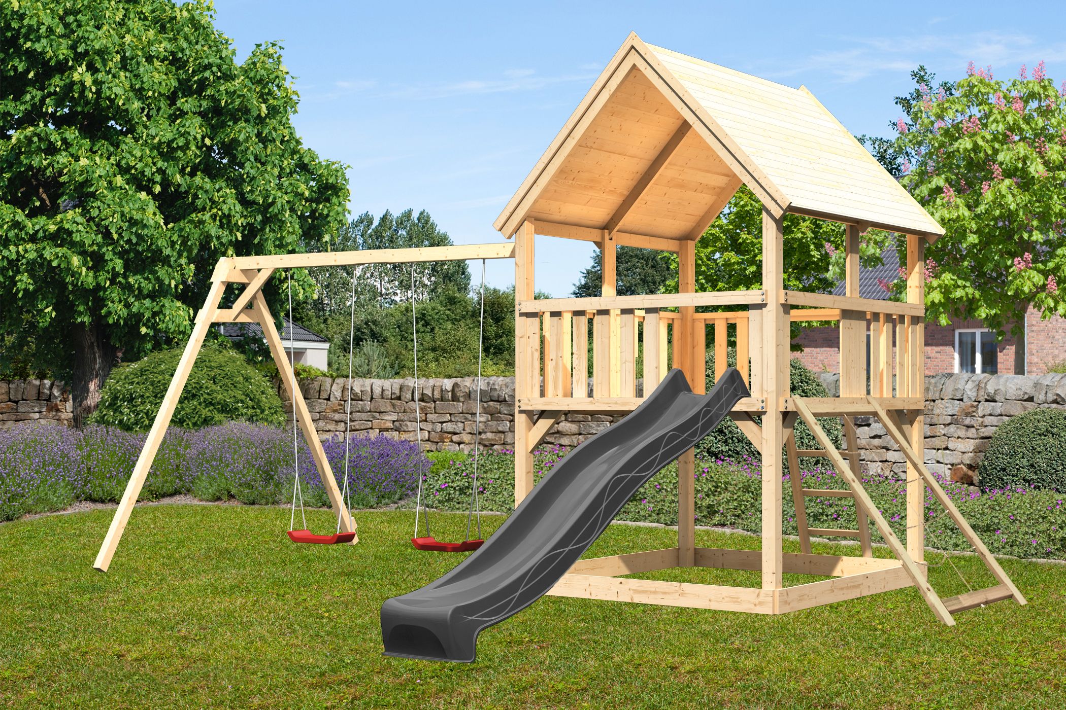 Karibu Spielgerät aus Holz mit Wellenrutsche, im Garten aufgebaut