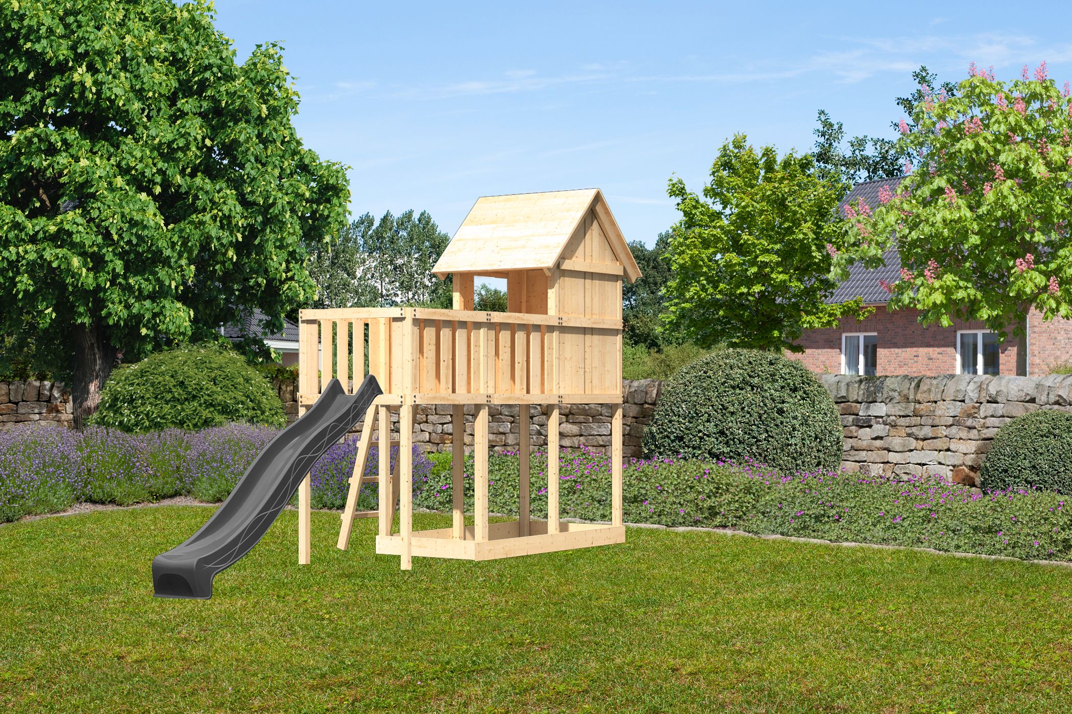 Karibu Spielgerät aus Holz mit Wellenrutsche, im Garten aufgebaut