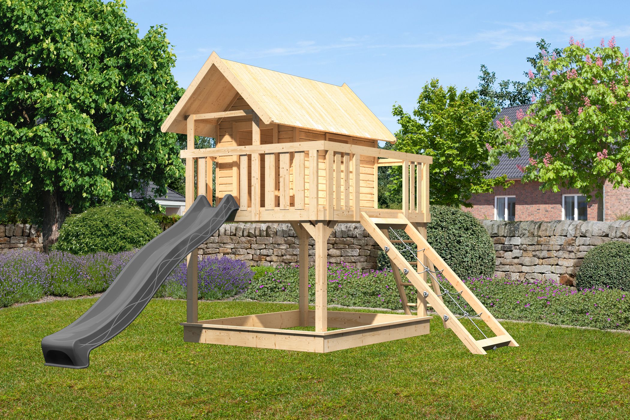 Karibu Spielgerät aus Holz mit Wellenrutsche, im Garten aufgebaut